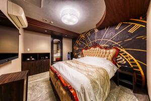 茨城Hotel Luna Ibaraki(Adult Only)的一间卧室,配有一张带星空战壁画的床