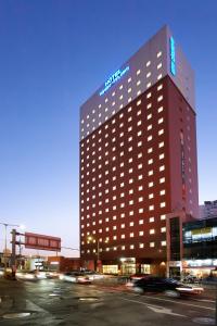 首尔Toyoko Inn Seoul Yeongdeungpo的上面有标志的建筑