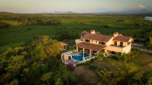 博卡奇卡El Regalo Resort的享有带游泳池的房屋的空中景致