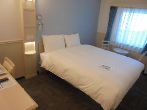 Toyoko Inn Seoul Yeongdeungpo客房内的一张或多张床位