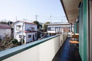 Villa Takaosan的阳台或露台