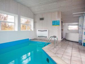Four-Bedroom Holiday home in Gilleleje 1内部或周边的泳池