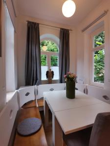 奥巴拉马高Landhaus Haser的客厅配有白色桌子和2扇窗户