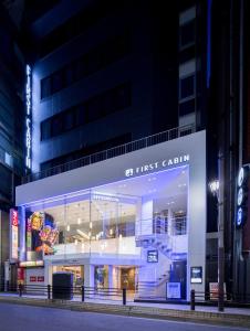 东京赤坂弗斯特胶囊公寓的城市的一座一世纪之夜建筑
