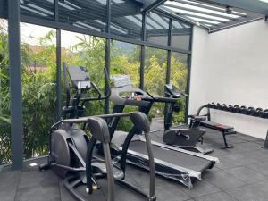 峇都丁宜Bahang Bay Hotel的窗户前设有2台有氧运动器材的健身房