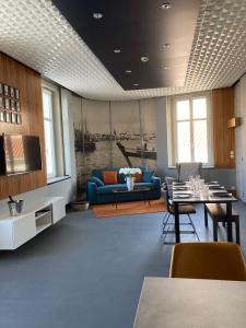 莱萨布勒-多洛讷Sabl'Appart Les Sables d'Olonne的客厅配有蓝色的沙发和桌子