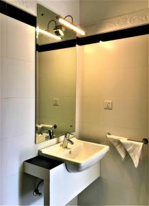 贝鲁沃勒阿瑞娜酒店的一间带水槽和镜子的浴室