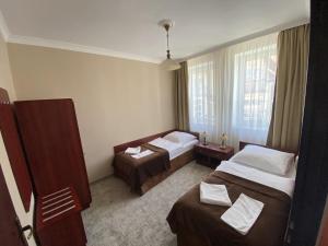 乌斯特卡Hotel Morze的酒店客房设有两张床和窗户。