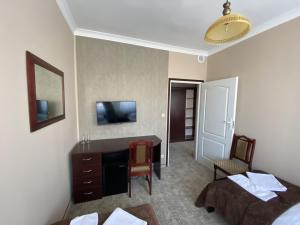 乌斯特卡Hotel Morze的酒店客房设有书桌和卧室。