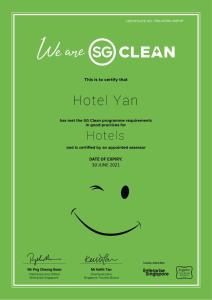 新加坡Hotel Yan的绿色酒店年邀请,面带微笑