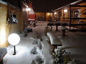 圣拉斐尔De a Dos的雪覆盖着长椅和灯光的院子