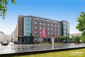 罗斯托克prizeotel Rostock-City的前面有红色标志的大型砖砌建筑