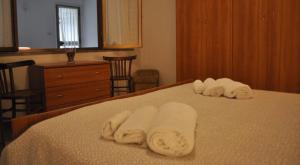 LocanaIl bilocale della nonna的酒店客房的床上备有三条毛巾