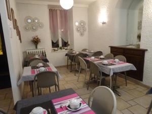 圣布里厄Hôtel Ker Izel Saint-Brieuc Centre Historique的餐厅内带桌椅的用餐室
