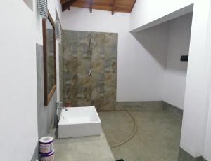 AmbalantotaLadja Beach Resort的一间带水槽和石墙的浴室