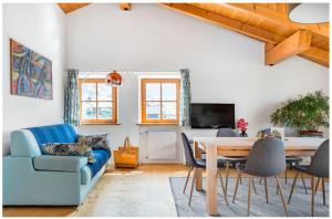 菲耶Lions Apartments的客厅配有蓝色的沙发和桌子