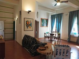 博洛尼亚Ottavo Portone的客厅配有沙发和桌子