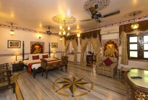斋浦尔Umaid Bhawan - A Heritage Style Boutique Hotel的一间卧室配有一张床和一张书桌