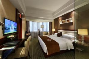 昆明昆明海天酒店的酒店客房设有一张大床和一台电视。