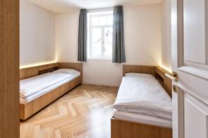 奥蒂塞伊Apartment Genziana的小型客房 - 带2张床和窗户