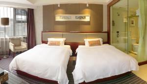 昆明昆明海天酒店的配有2张床的酒店客房 - 带浴室