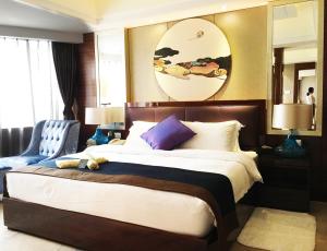 昆明昆明海天酒店的一间卧室配有一张大床和一张蓝色椅子