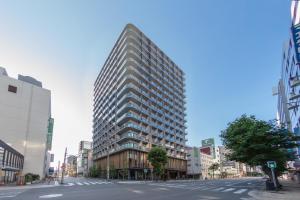 大阪Miyako City Osaka Hommachi的城市街道上高大的建筑