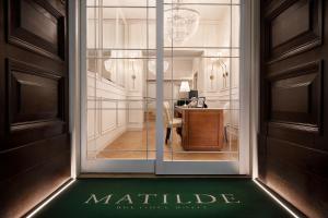 米兰Matilde Boutique Hotel的配有桌子的房间的窗户景色