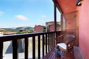 SomadoLa Quintana de Somao, Casa Quintana的阳台配有椅子,享有水景