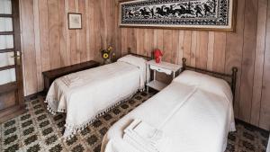 库列里Su 'e Torigheddu - Casa con terrazza panoramica的卧室配有两张床,墙上挂着一幅画