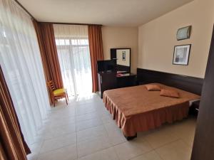 北马马亚-讷沃达里Vila Gente的酒店客房,配有床和电视
