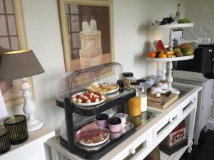 PittemB&B Goed Ten Hulle的自助早餐,包括餐桌上的食品