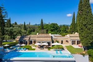 康托卡利Villa Ionica的享有带游泳池的房屋的空中景致