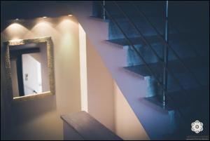 伊古迈尼察阿克泰昂酒店的楼梯间旁墙上的镜子