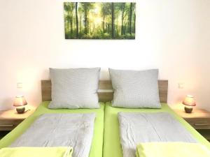 于伯林根Ferienwohnung Sterntaucher的一间卧室配有两张床和两盏灯。