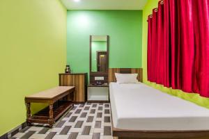 巴特那Hotel Vivek的一间设有两张床和红色窗帘的房间