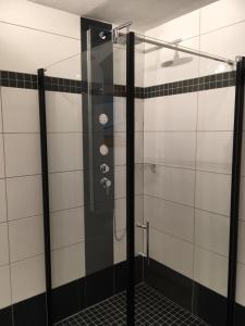 Sankt Johann im SaggautalGästehaus Schmid的浴室铺有黑白瓷砖,设有淋浴。
