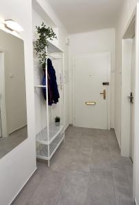 格拉茨Gemütliche Wohnung in zentraler Lage的走廊上墙上有镜子,门上有一个门