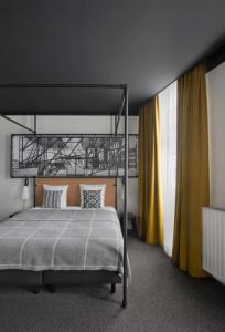 布鲁塞尔祖姆酒店的一间卧室配有一张带金属床架的床