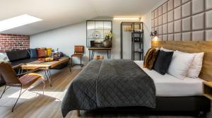 克拉科夫艺术花园住宅酒店的一间卧室设有一张床和一间客厅。