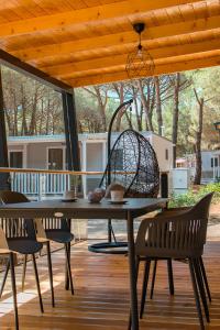 法扎纳Lux camp - mobile homes in Bi village的天井配有桌椅和鸟笼