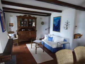 布里萨戈Brilago 6的客厅配有沙发和桌子