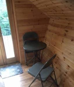 约维尔Lodge的小屋配有两把椅子和凳子