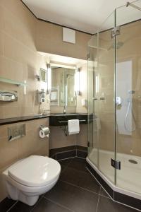 瓦伦弗尔帝赫酒店的一间带卫生间和玻璃淋浴间的浴室