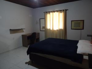 弗洛里亚诺波利斯Recanto Açoriano的一间卧室设有一张床和一个窗口