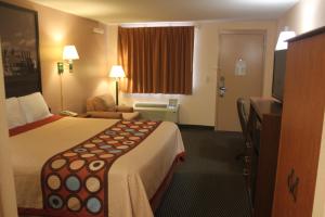 罗瑞尔罗瑞尔速8汽车旅馆的酒店客房设有一张大床和一台电视。