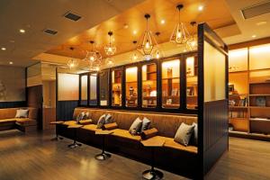 函馆JR Inn Hakodate的餐厅配有沙发和吊灯