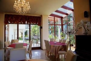 波别罗沃Villa Reza的一间带桌椅和吊灯的用餐室