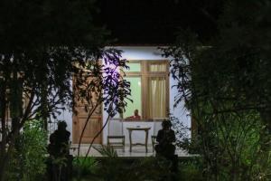 乌鲁瓦图美帝家庭旅馆的院子里带桌子和椅子的房子