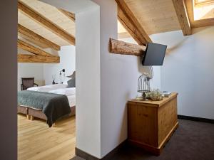 卡瓦莱塞伊克斯西尔浪漫酒店的一间卧室配有一张床,墙上配有电视